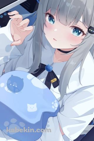 PCの前でポーズを取るなちょ猫 (甘城なつき) / バーチャルYouTuberのAndroidの壁紙(320px x 480px) スマホ用