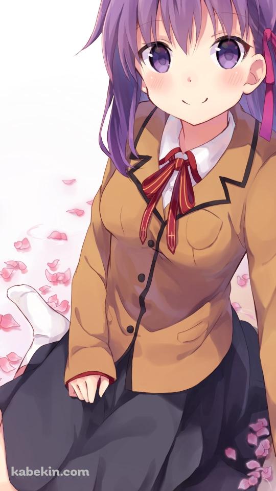 ピンクの花びらの上に座る可愛い間桐桜 / FateのAndroidの壁紙(540px x 960px) スマホ用