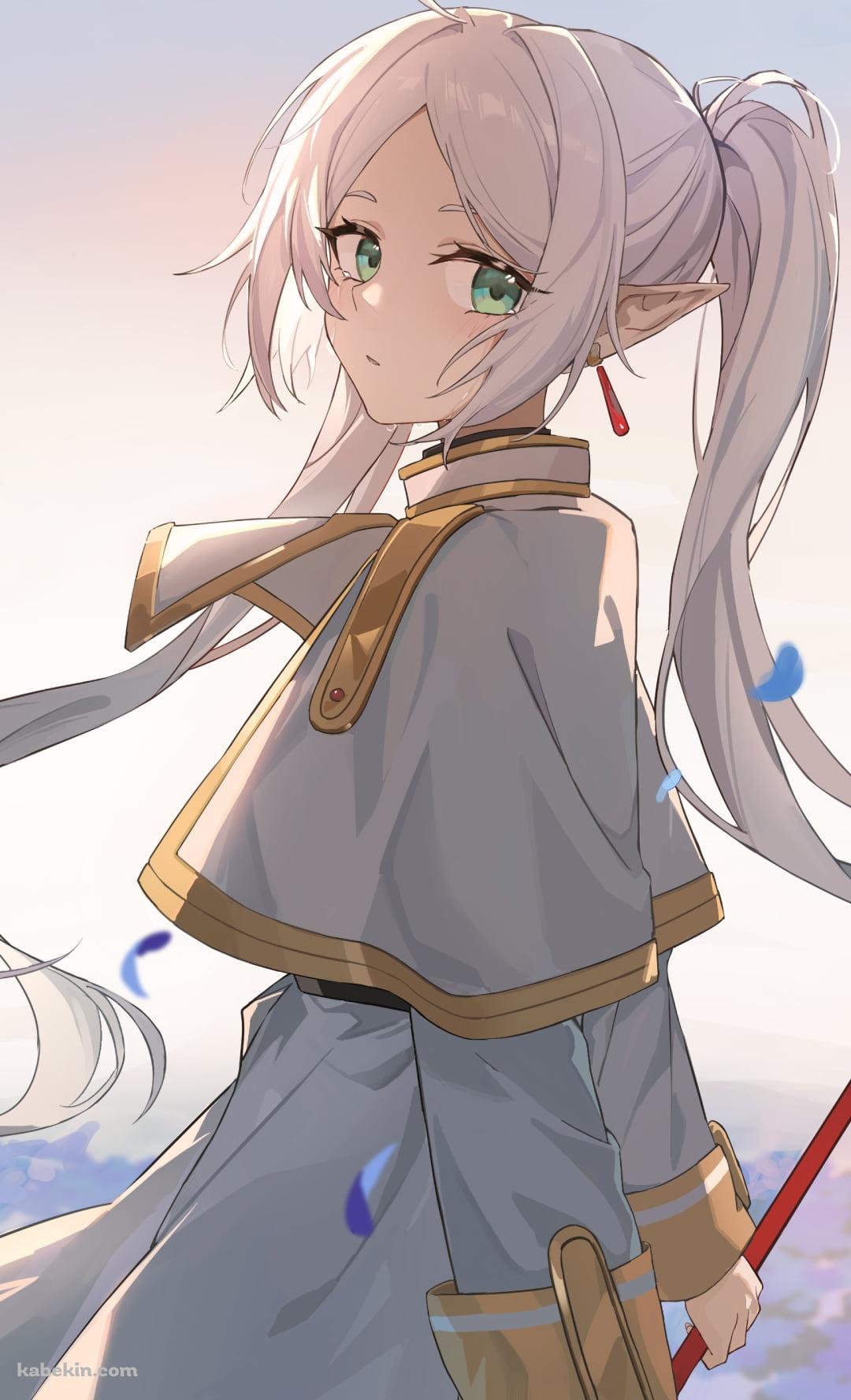蒼月草の花畑で魔法の杖を持ち振り向くフリーレン / 葬送のフリーレンのAndroidの壁紙(1080px x 1776px) スマホ用