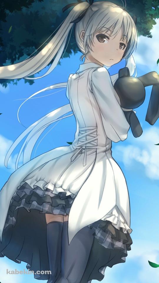 青空の下、黒い兎の人形を抱く春日野穹 / ヨスガノソラのAndroidの壁紙(540px x 960px) スマホ用