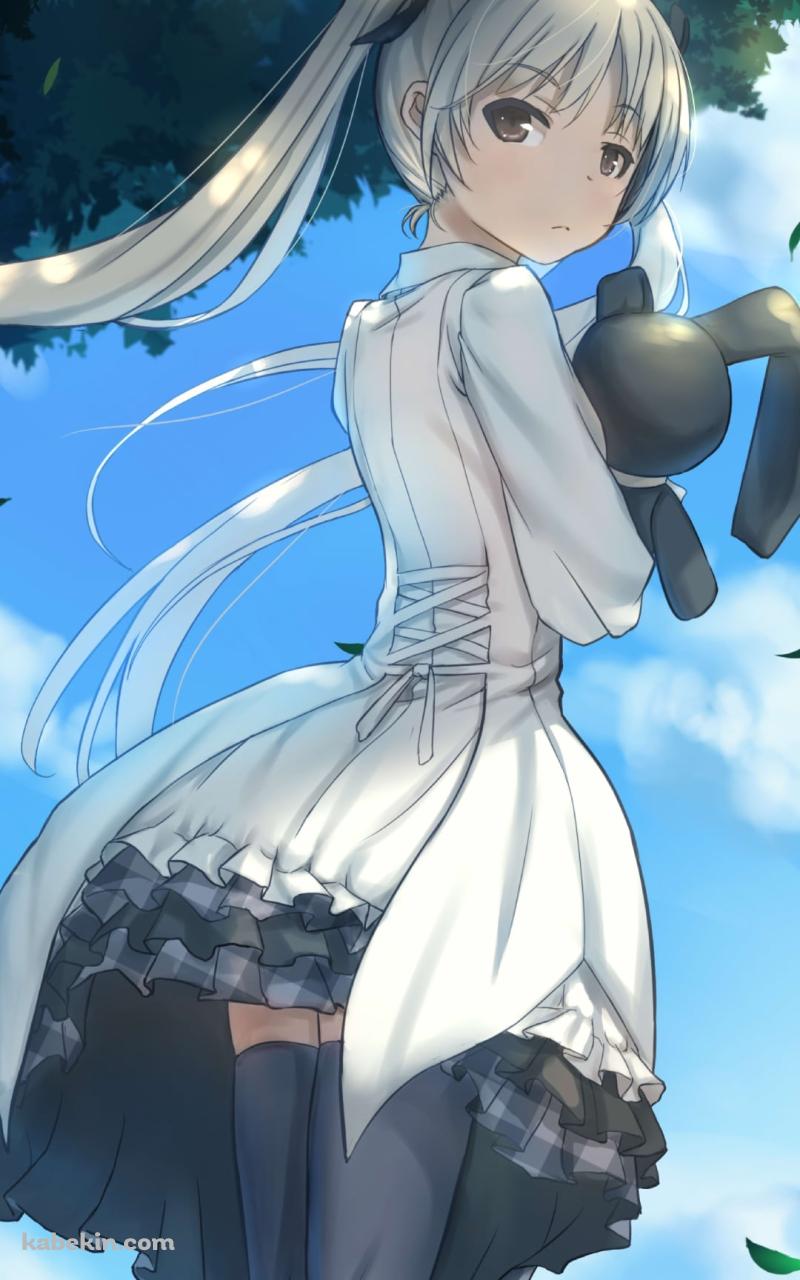 青空の下、黒い兎の人形を抱く春日野穹 / ヨスガノソラのAndroidの壁紙(800px x 1280px) スマホ用