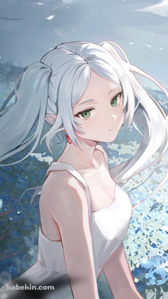 蒼月草の花畑に座る白いワンピースを着たフリーレン / 葬送のフリーレンのAndroidの壁紙(540px x 960px) スマホ用