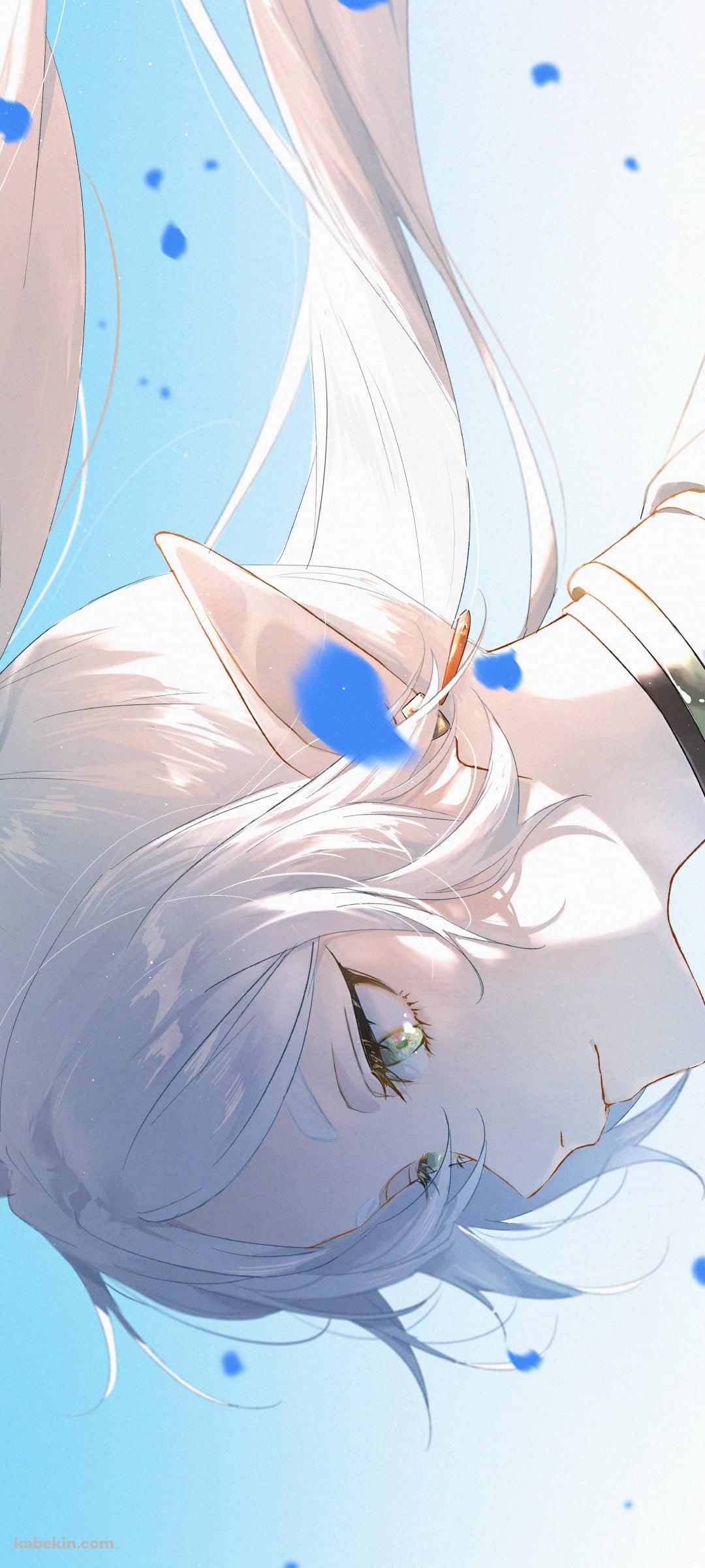 蒼月草の青い花びらと凛々しい表情のフリーレン / 葬送のフリーレンのAndroidの壁紙(1080px x 2400px) スマホ用