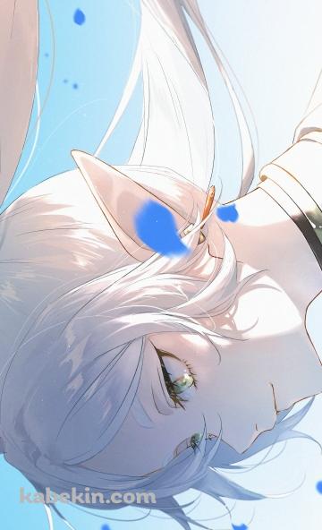 蒼月草の青い花びらと凛々しい表情のフリーレン / 葬送のフリーレンのAndroidの壁紙(360px x 592px) スマホ用