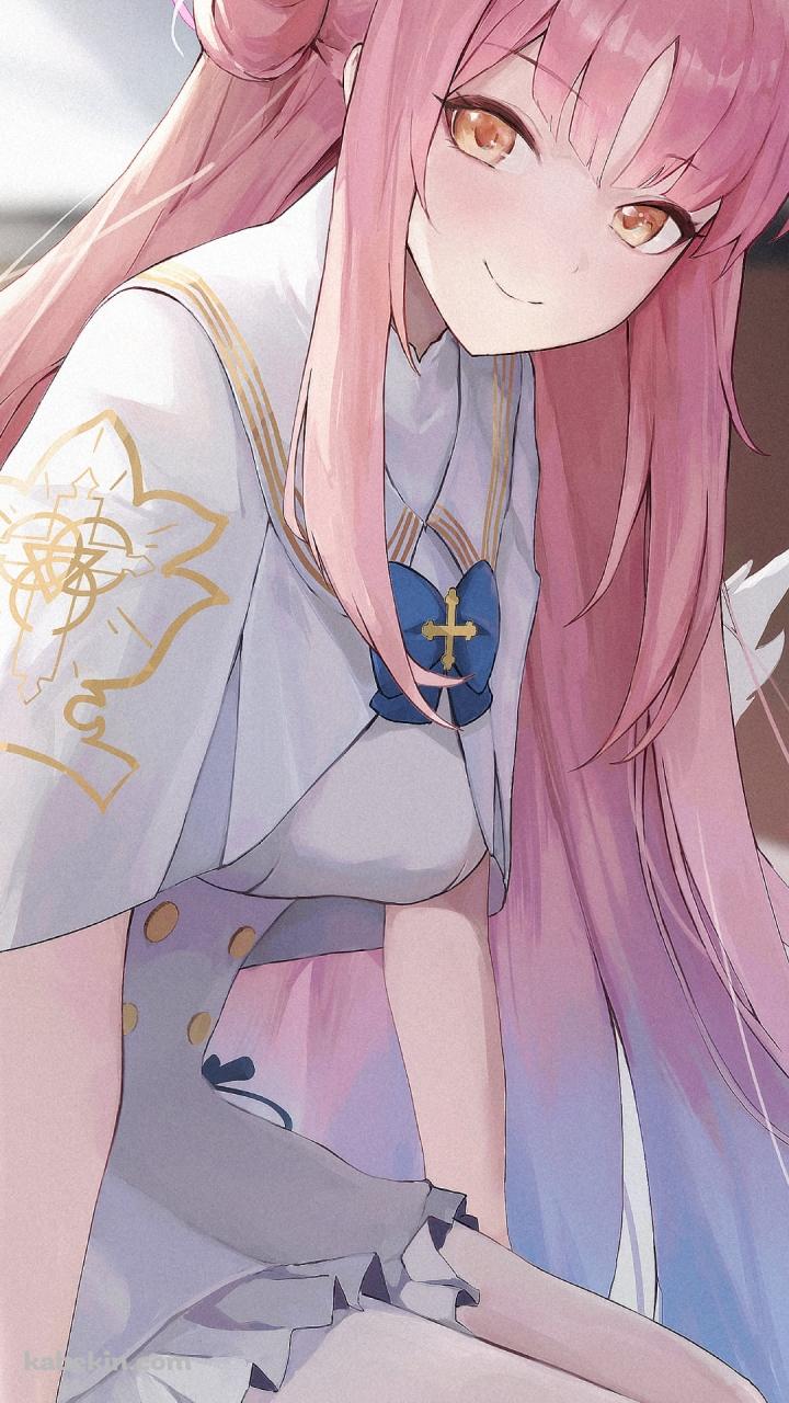 ベッドに腰かけて微笑む聖園ミカ / ブルーアーカイブのAndroidの壁紙(720px x 1280px) スマホ用