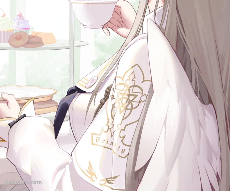 椅子に腰かけ紅茶を飲む桐藤ナギサ / ブルーアーカイブのAndroidの壁紙(960px x 800px) スマホ用