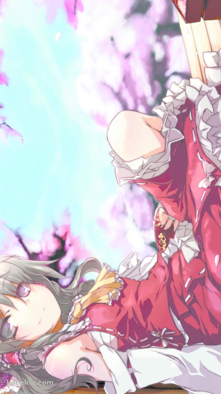 木の柱にもたれてこちらを見つめる博麗霊夢 / 東方のAndroidの壁紙(720px x 1280px) スマホ用