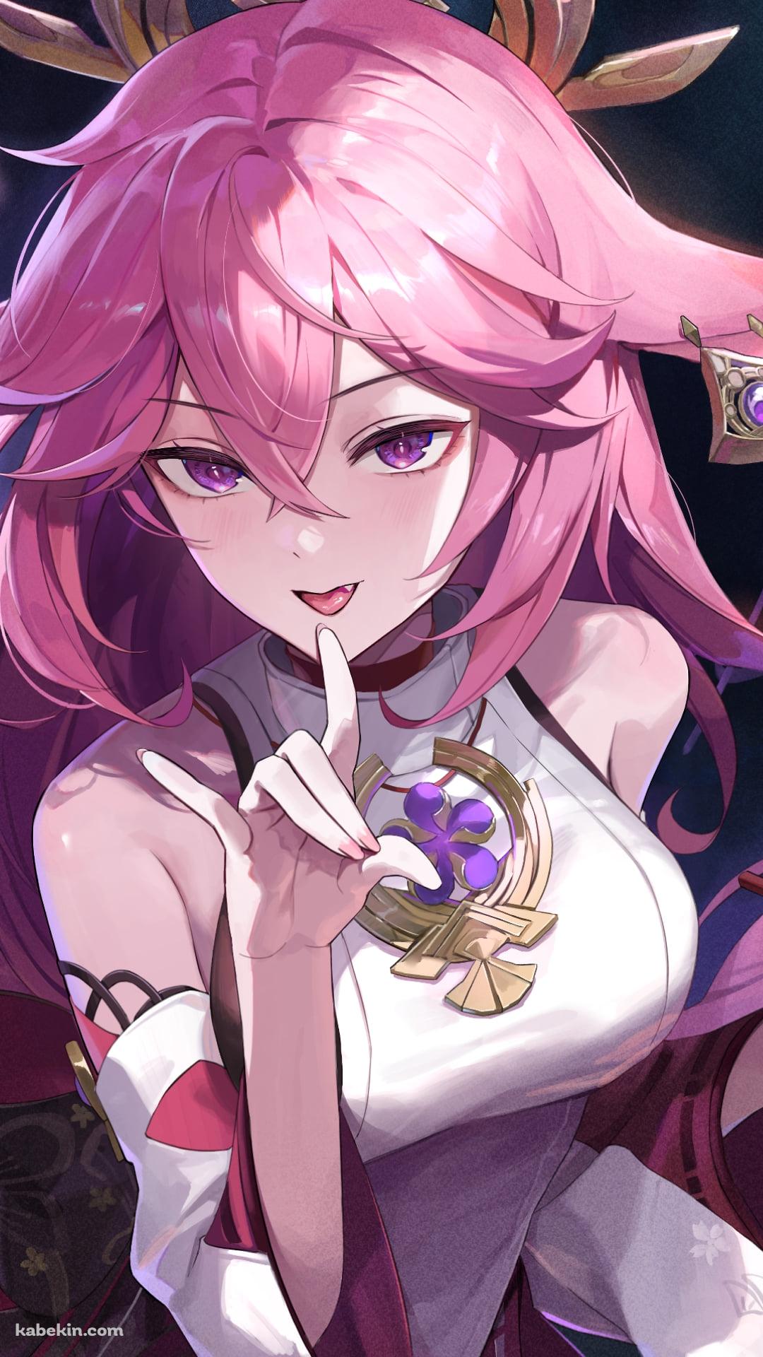 口元に人差し指をあてる八重神子 / 舞い散る桜の花びら / 原神のAndroidの壁紙(1080px x 1920px) スマホ用