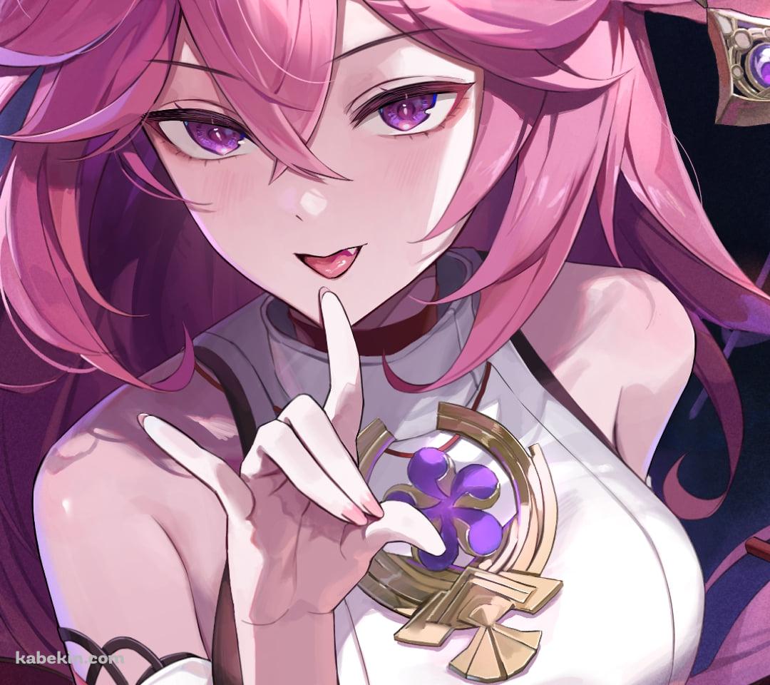 口元に人差し指をあてる八重神子 / 舞い散る桜の花びら / 原神のAndroidの壁紙(1080px x 960px) スマホ用