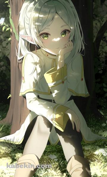 木陰で頬杖をつく可愛いフリーレン / 葬送のフリーレンのAndroidの壁紙(360px x 592px) スマホ用