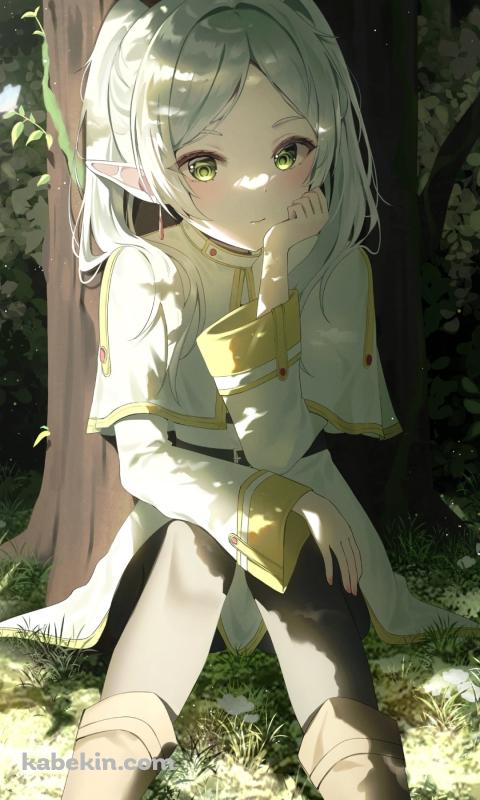 木陰で頬杖をつく可愛いフリーレン / 葬送のフリーレンのAndroidの壁紙(480px x 800px) スマホ用