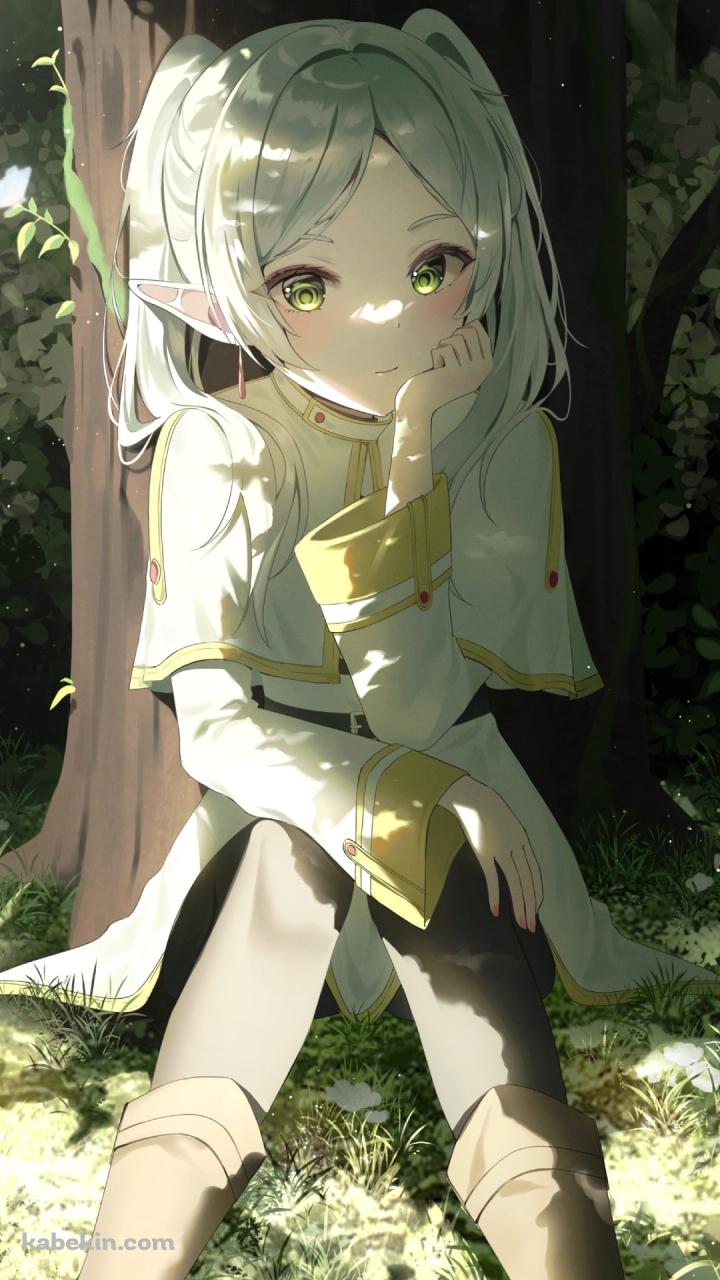 木陰で頬杖をつく可愛いフリーレン / 葬送のフリーレンのAndroidの壁紙(720px x 1280px) スマホ用