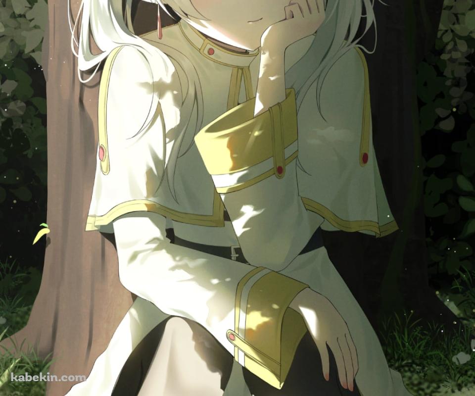木陰で頬杖をつく可愛いフリーレン / 葬送のフリーレンのAndroidの壁紙(960px x 800px) スマホ用