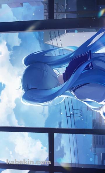 体育座りをして空を見つめる制服姿の初音ミク / ボーカロイドのAndroidの壁紙(360px x 592px) スマホ用