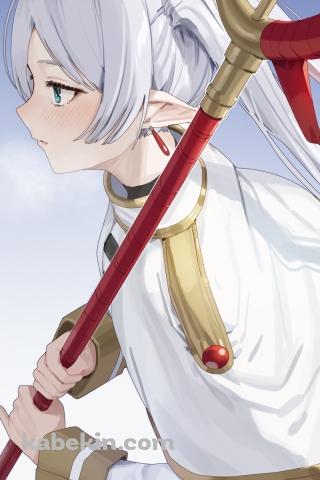 斜め上から見た赤い杖を持つフリーレン / 葬送のフリーレンのAndroidの壁紙(320px x 480px) スマホ用