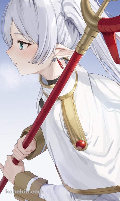 斜め上から見た赤い杖を持つフリーレン / 葬送のフリーレンのAndroidの壁紙(480px x 800px) スマホ用