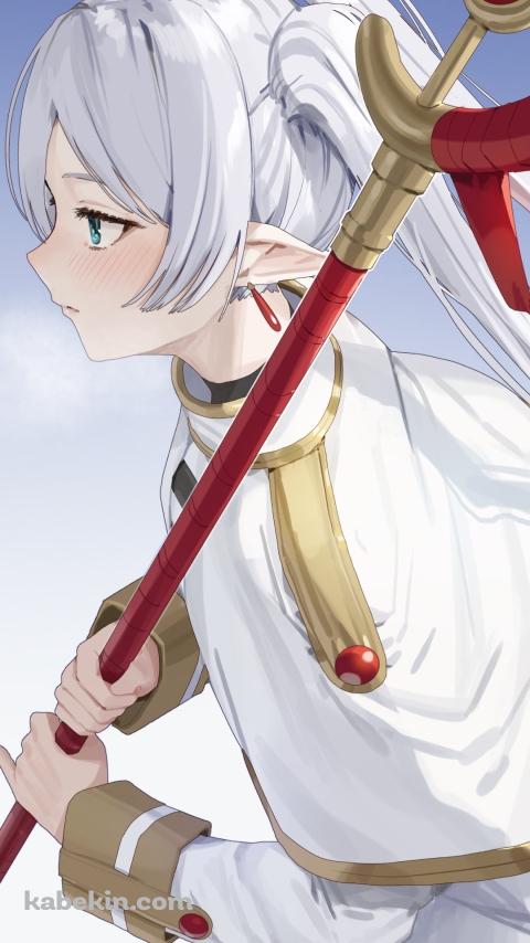 斜め上から見た赤い杖を持つフリーレン / 葬送のフリーレンのAndroidの壁紙(480px x 854px) スマホ用