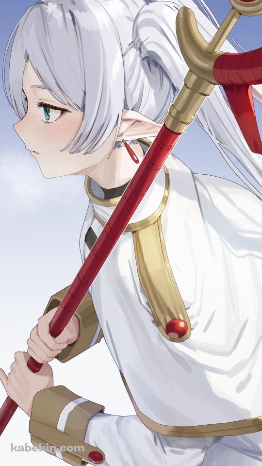 斜め上から見た赤い杖を持つフリーレン / 葬送のフリーレンのAndroidの壁紙(540px x 960px) スマホ用
