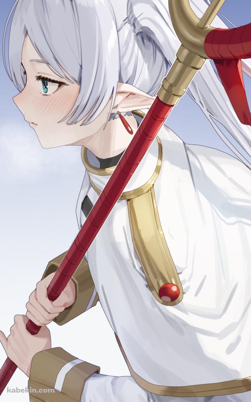 斜め上から見た赤い杖を持つフリーレン / 葬送のフリーレンのAndroidの壁紙(800px x 1280px) スマホ用