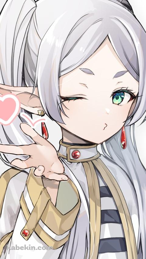 ウィンクしながら投げキッスをするフリーレン / 葬送のフリーレンのAndroidの壁紙(480px x 854px) スマホ用