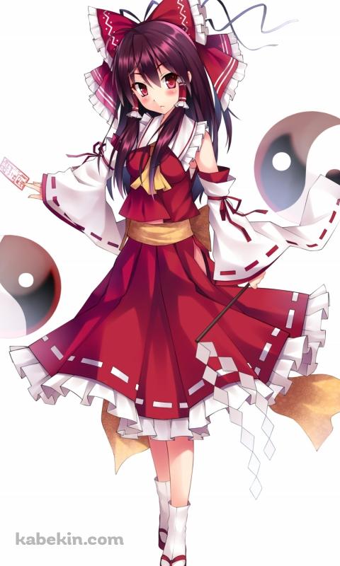 右手にお札を持つ博麗霊夢 / 東方のAndroidの壁紙(480px x 800px) スマホ用