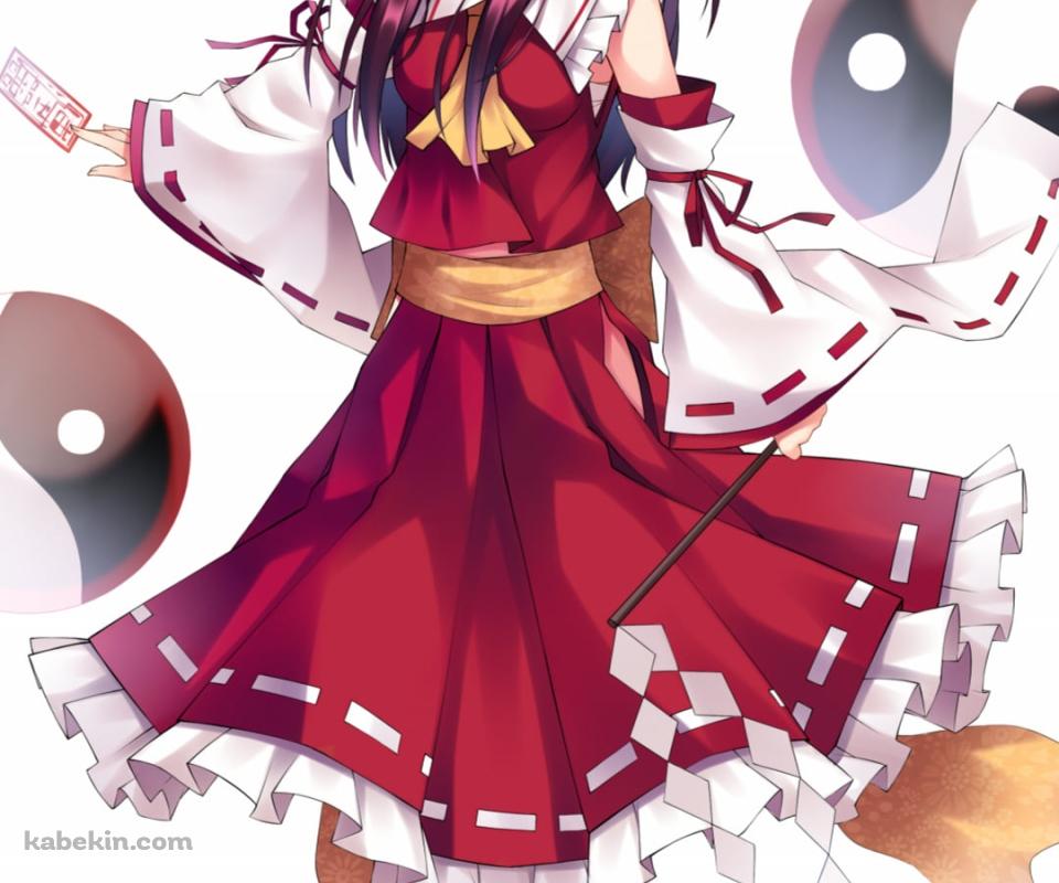 右手にお札を持つ博麗霊夢 / 東方のAndroidの壁紙(960px x 800px) スマホ用