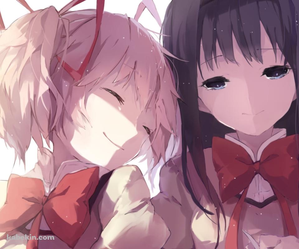 本を読む暁美ほむらと微笑む鹿目まどか / 魔法少女まどか☆マギカのAndroidの壁紙(960px x 800px) スマホ用