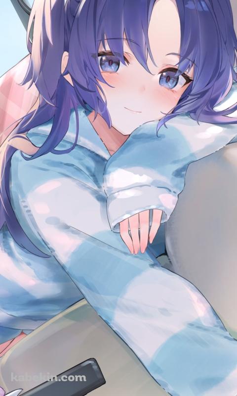ベッドに寝そべる早瀬ユウカ / ブルアカのAndroidの壁紙(480px x 800px) スマホ用