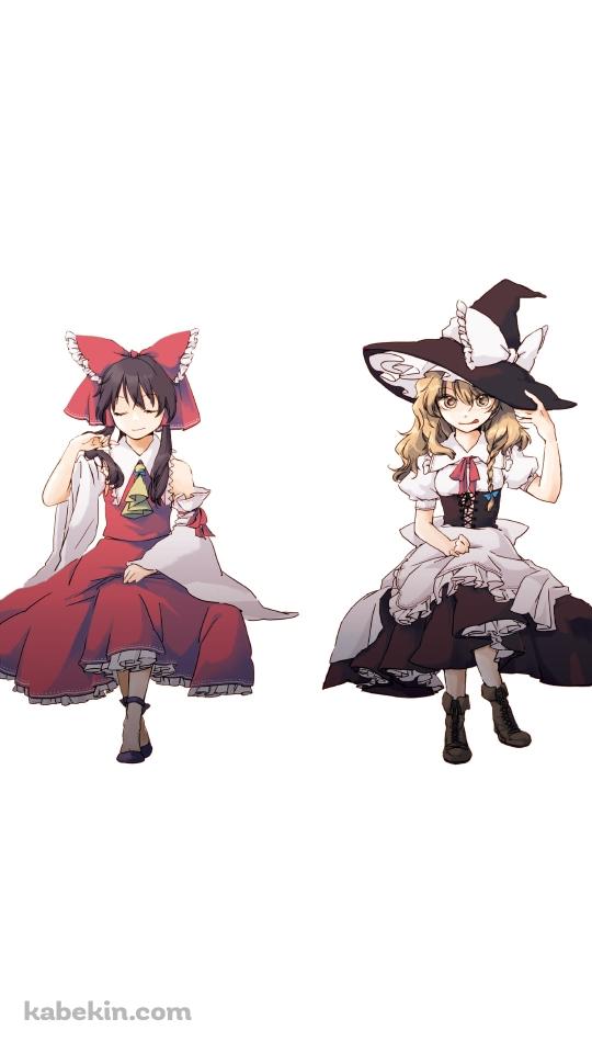 舌を出す霧雨魔理沙と目をつぶる博麗霊夢 / 東方のAndroidの壁紙(540px x 960px) スマホ用