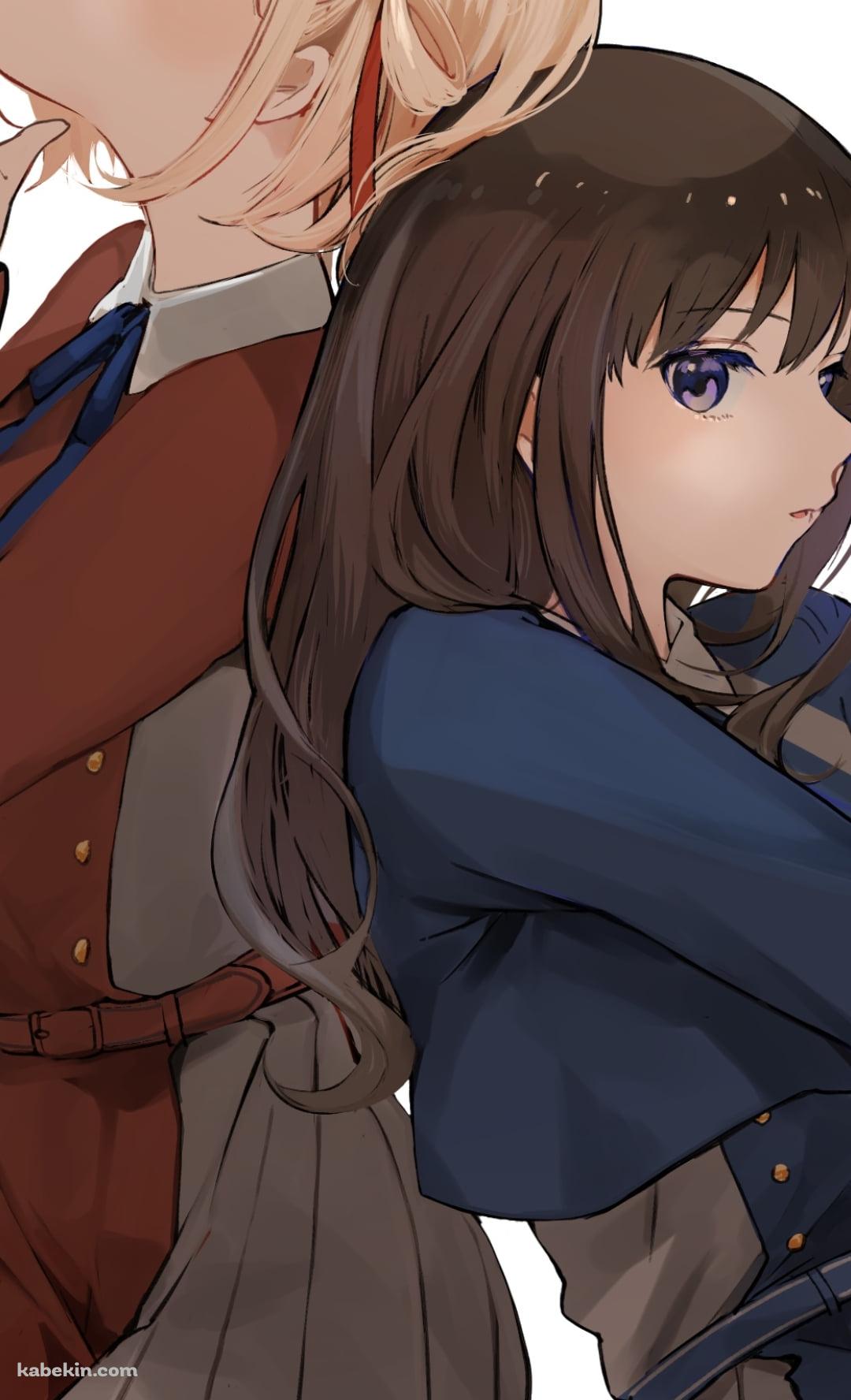 背中合わせに座る錦木千束と井ノ上たきな / リコリス・リコイルのAndroidの壁紙(1080px x 1776px) スマホ用