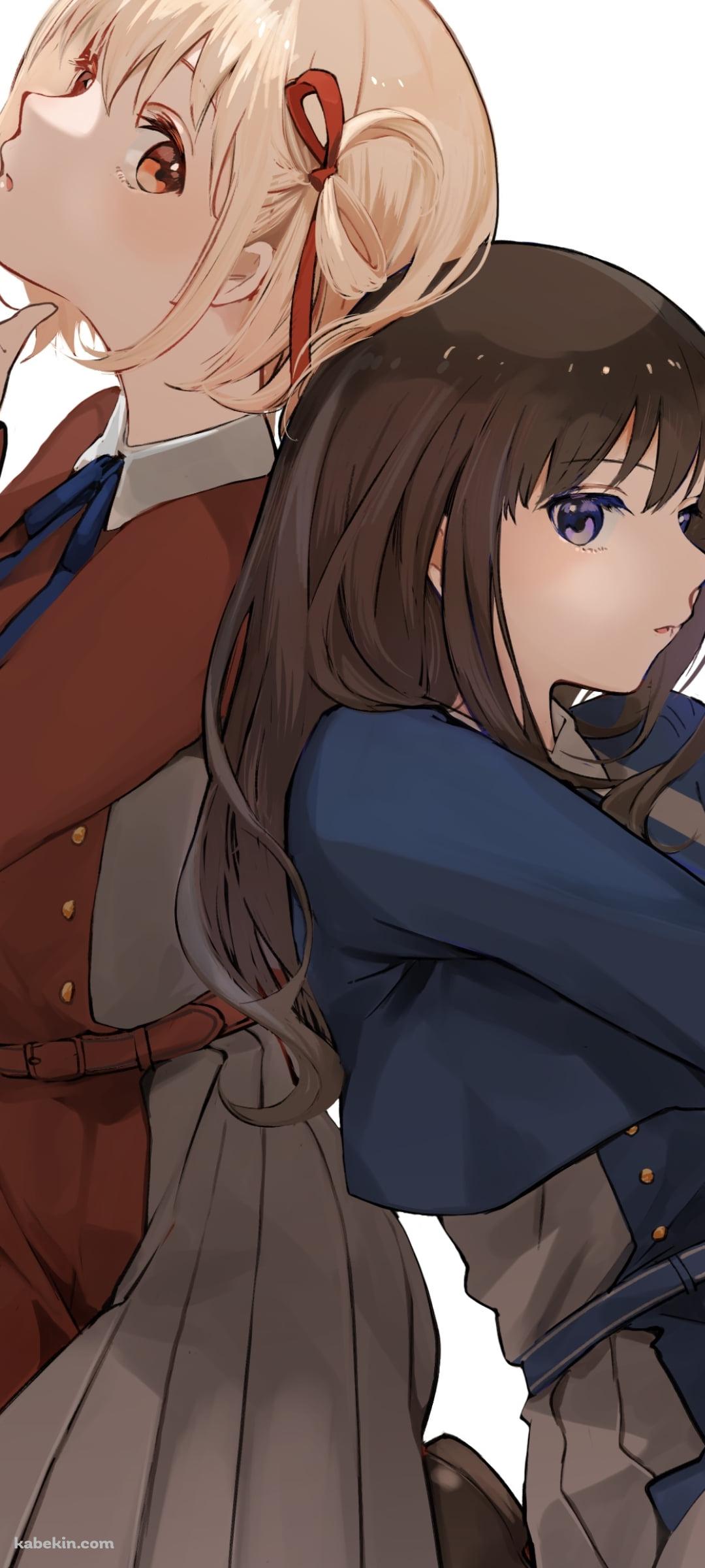 背中合わせに座る錦木千束と井ノ上たきな / リコリス・リコイルのAndroidの壁紙(1080px x 2400px) スマホ用