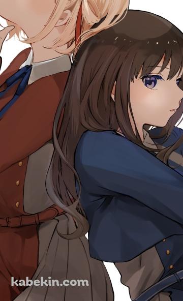 背中合わせに座る錦木千束と井ノ上たきな / リコリス・リコイルのAndroidの壁紙(360px x 592px) スマホ用