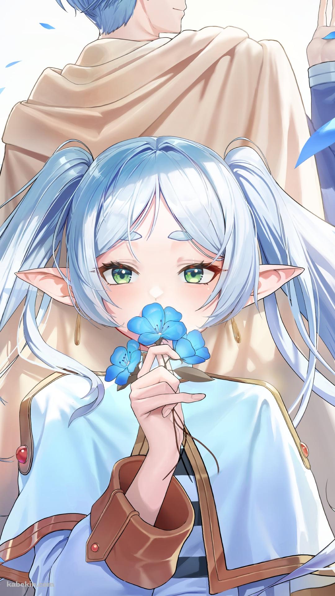 蒼月草を持つフリーレンと後ろに立つヒンメル / 葬送のフリーレンのAndroidの壁紙(1080px x 1920px) スマホ用