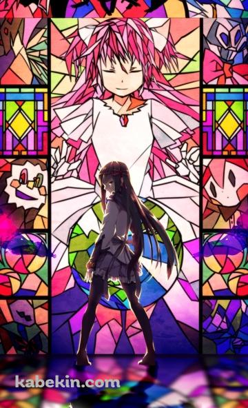 ステンドグラスの前に立ち振り返る暁美ほむら / 魔法少女まどか☆マギカのAndroidの壁紙(360px x 592px) スマホ用