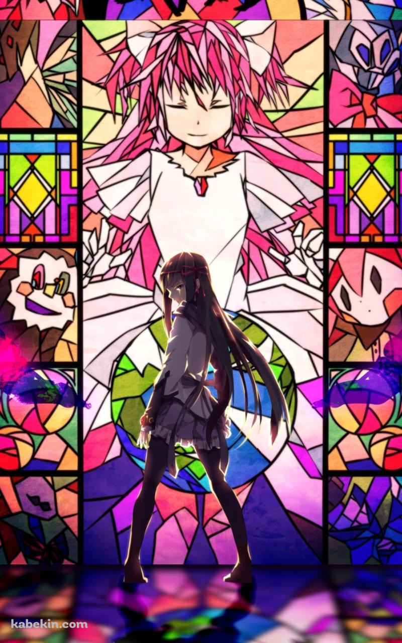 ステンドグラスの前に立ち振り返る暁美ほむら / 魔法少女まどか☆マギカのAndroidの壁紙(800px x 1280px) スマホ用