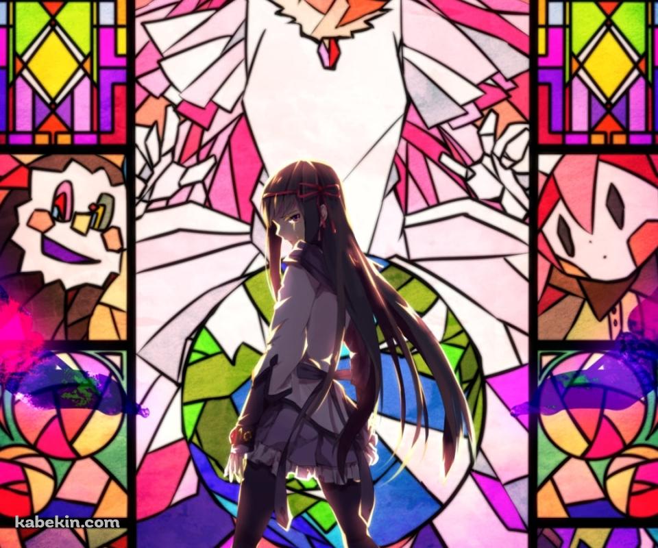 ステンドグラスの前に立ち振り返る暁美ほむら / 魔法少女まどか☆マギカのAndroidの壁紙(960px x 800px) スマホ用