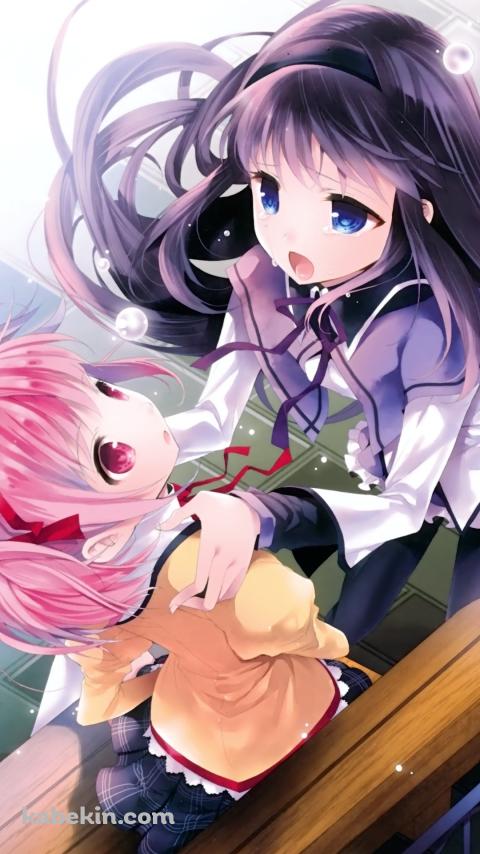 ベンチに座る鹿目まどかと肩を持つ暁美ほむら / 魔法少女まどか☆マギカのAndroidの壁紙(480px x 854px) スマホ用