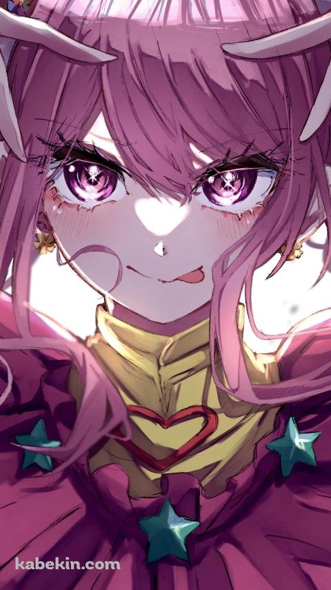 舌を出してポーズをする丸山彩 / バンドリ! / 推しの子のAndroidの壁紙(480px x 854px) スマホ用