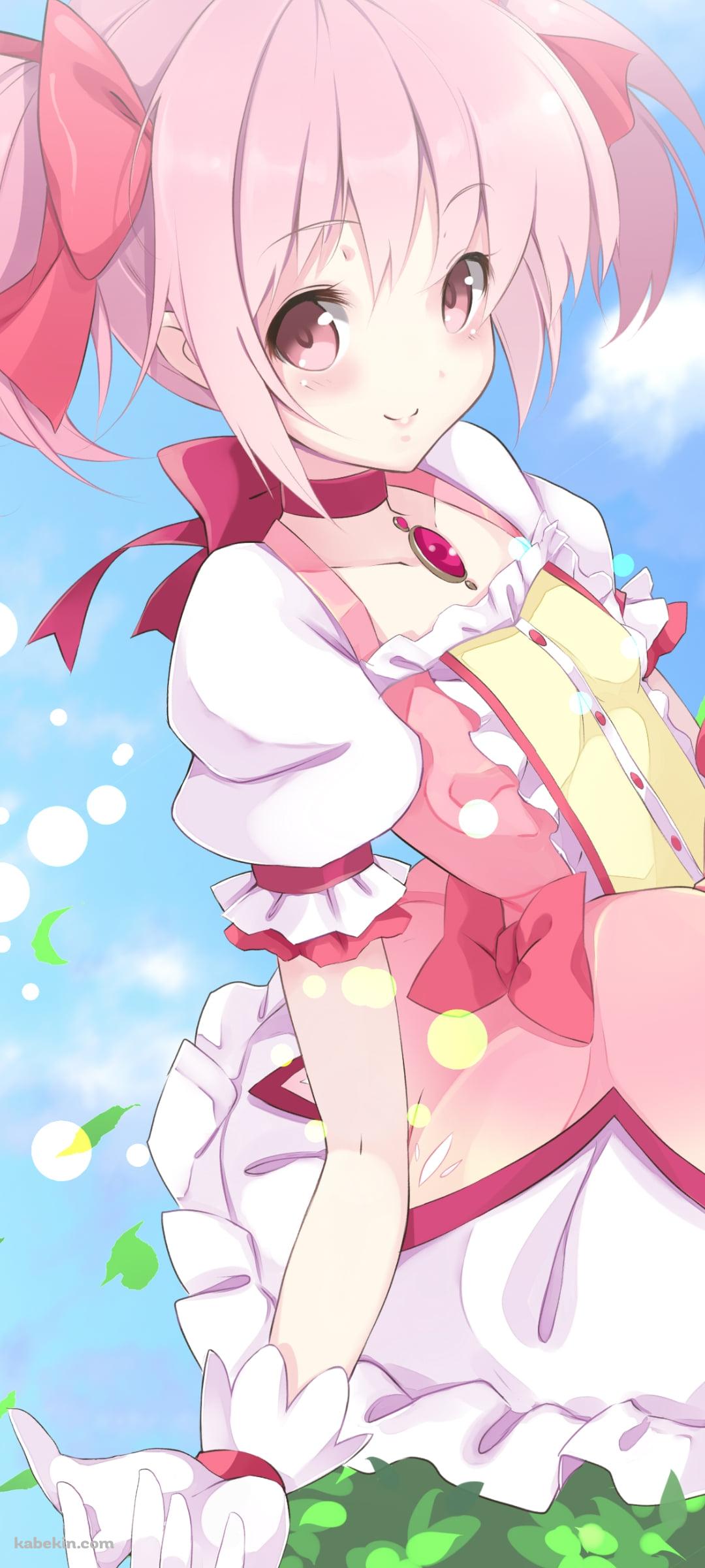 草の上に座る鹿目まどか / 魔法少女まどか☆マギカのAndroidの壁紙(1080px x 2400px) スマホ用