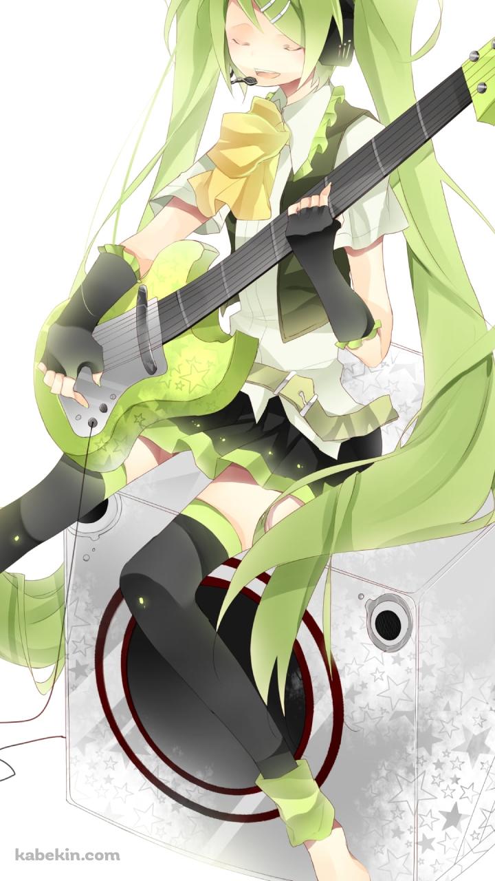 スピーカーの上に座りエレキギターを弾く緑の髪色をした初音ミクのAndroidの壁紙(720px x 1280px) スマホ用