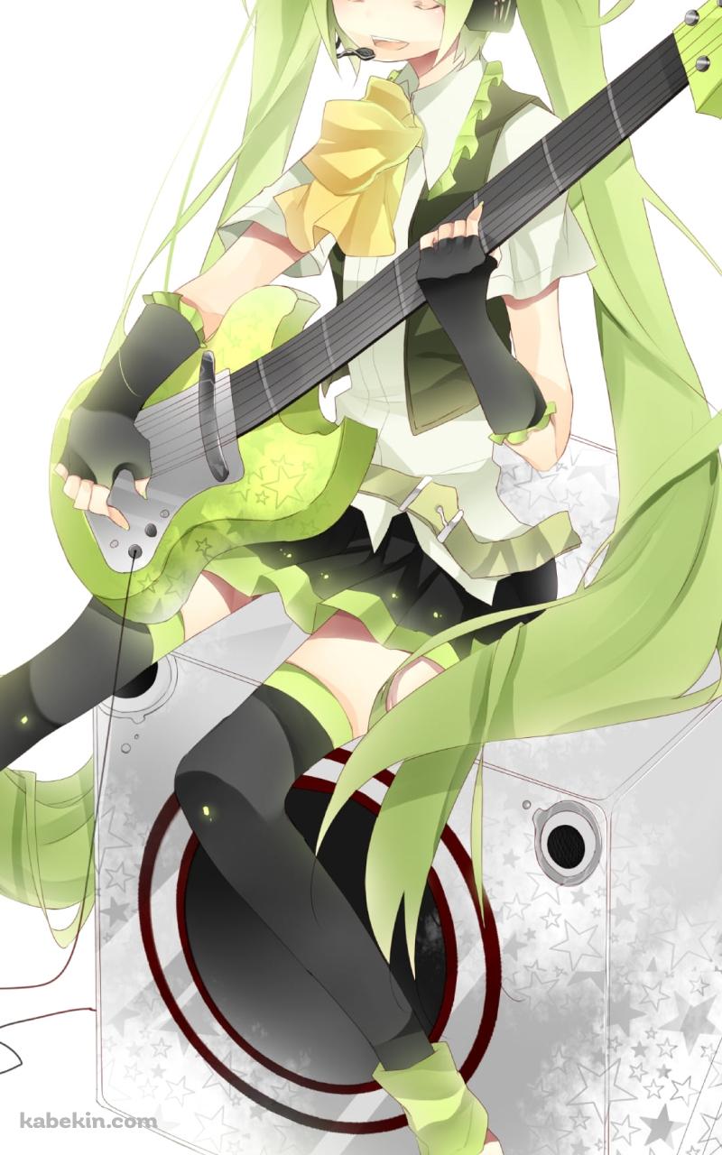 スピーカーの上に座りエレキギターを弾く緑の髪色をした初音ミクのAndroidの壁紙(800px x 1280px) スマホ用