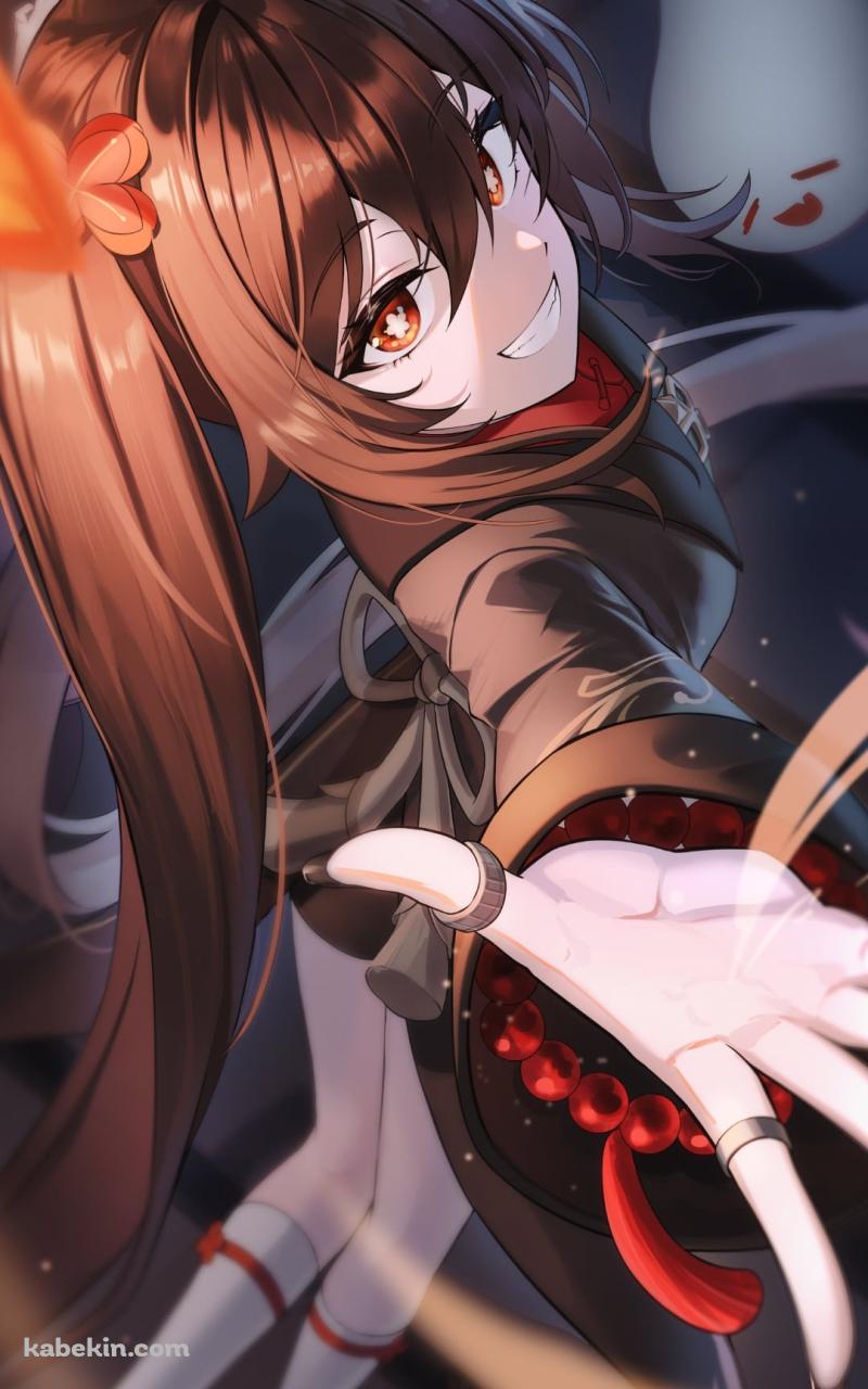 笑顔でこちらに手を振るう胡桃 / オレンジの蝶 / 原神のAndroidの壁紙(800px x 1280px) スマホ用