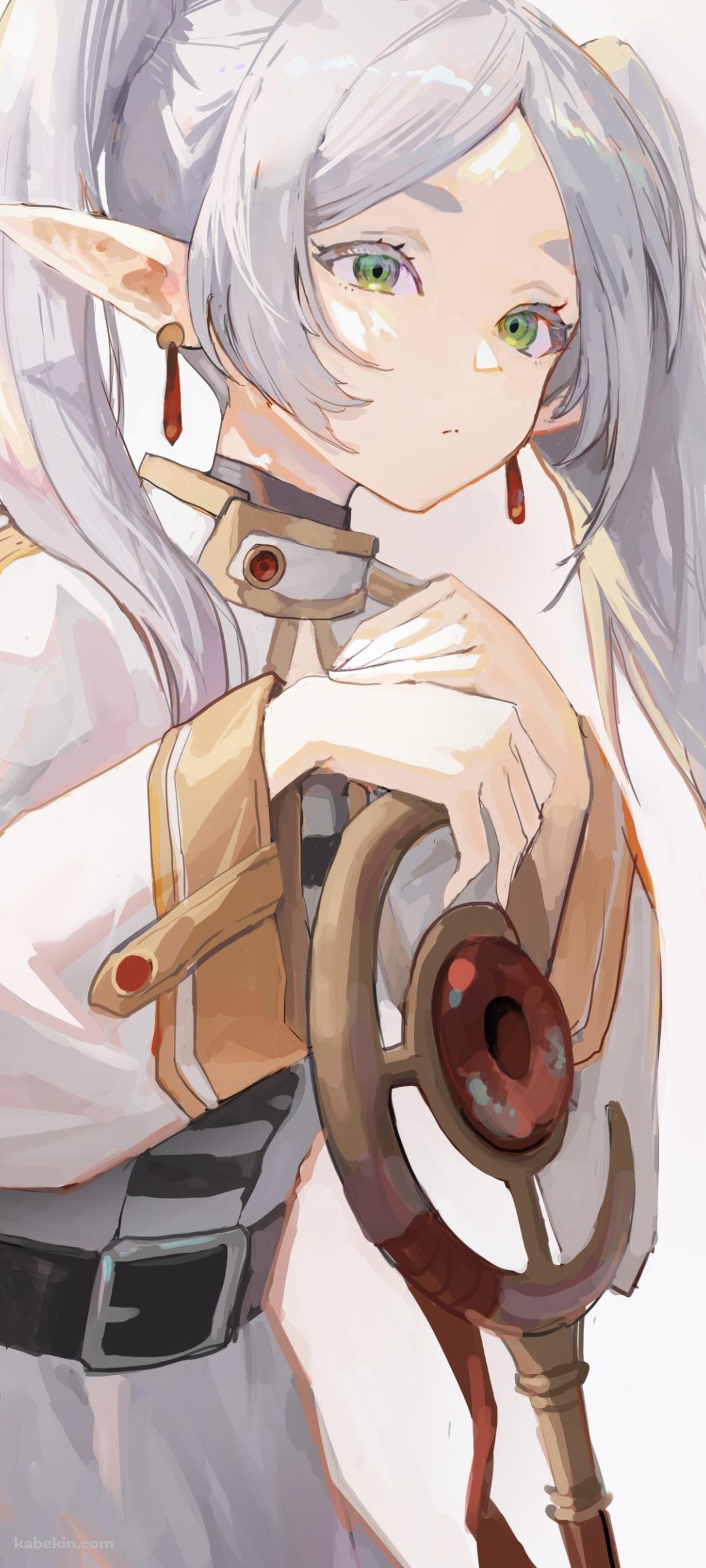 杖にもたれてこちらを見つめるフリーレン / 葬送のフリーレンのAndroidの壁紙(1080px x 2400px) スマホ用