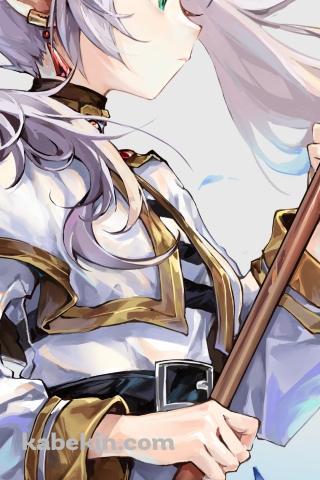 杖を両手で持ち遠くを見つめる綺麗なフリーレン / 葬送のフリーレンのAndroidの壁紙(320px x 480px) スマホ用