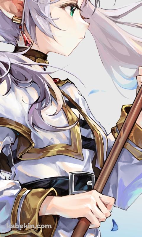 杖を両手で持ち遠くを見つめる綺麗なフリーレン / 葬送のフリーレンのAndroidの壁紙(480px x 800px) スマホ用