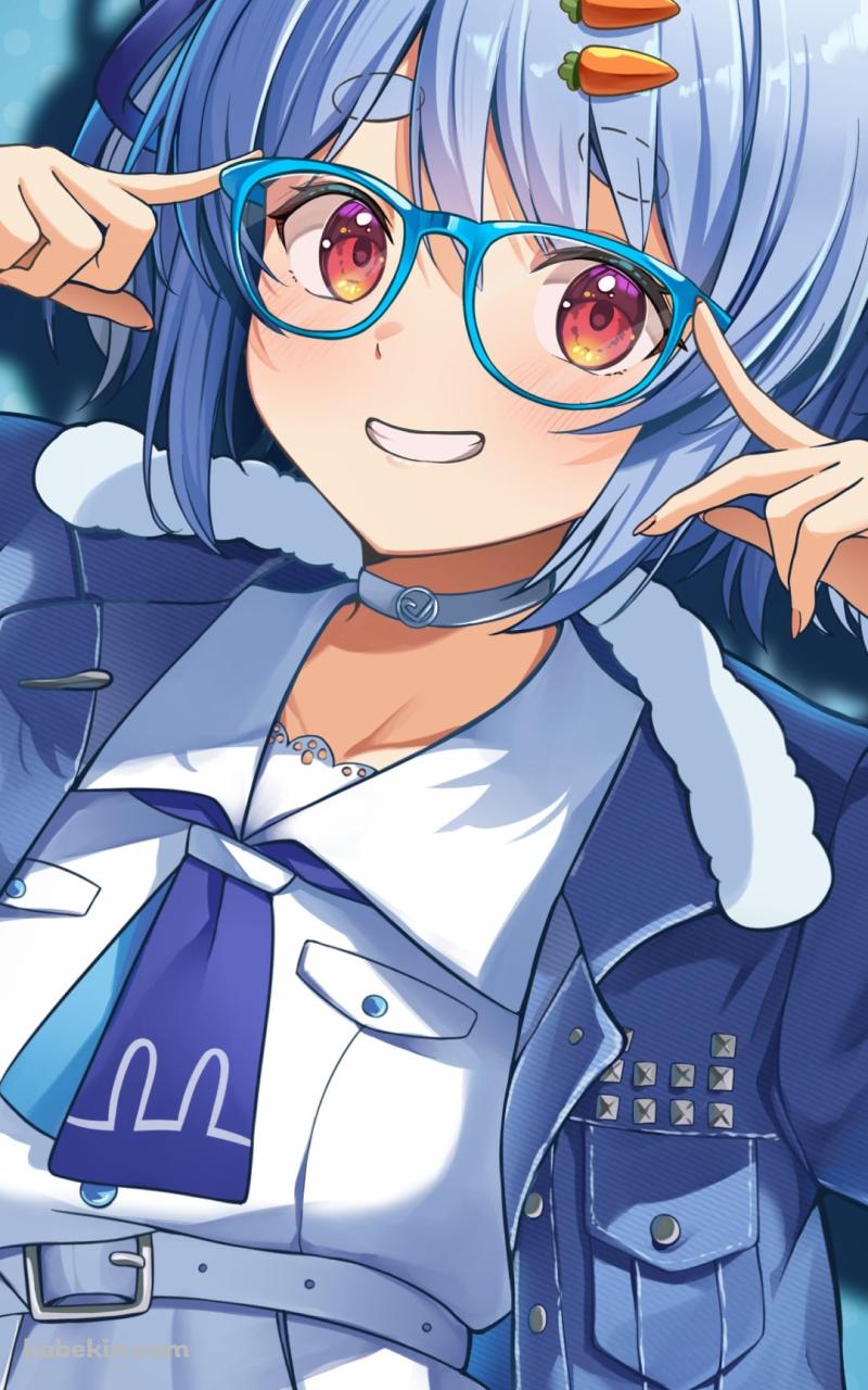 水色のメガネをかけた兎田ぺこら / ホロライブ / バーチャルYouTuber / VtuberのAndroidの壁紙(800px x 1280px) スマホ用