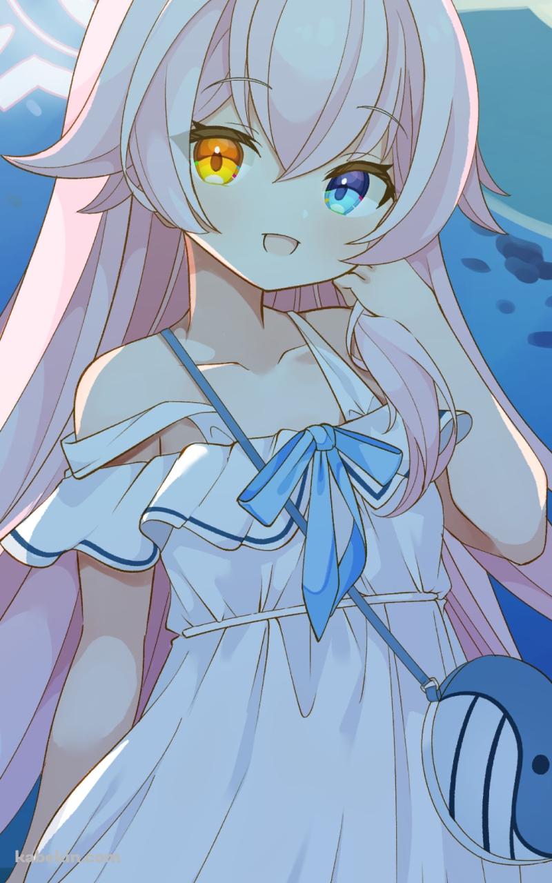 水族館の前でポーズをとる小鳥遊ホシノ / ジンベエザメ / ブルーアーカイブのAndroidの壁紙(800px x 1280px) スマホ用