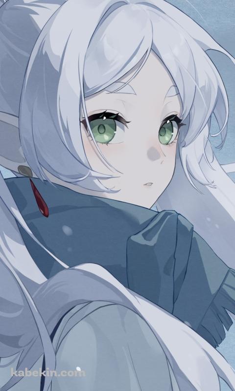 雪が降る中、こちらを見つめるフリーレン / 緑の瞳 / 葬送のフリーレンのAndroidの壁紙(480px x 800px) スマホ用