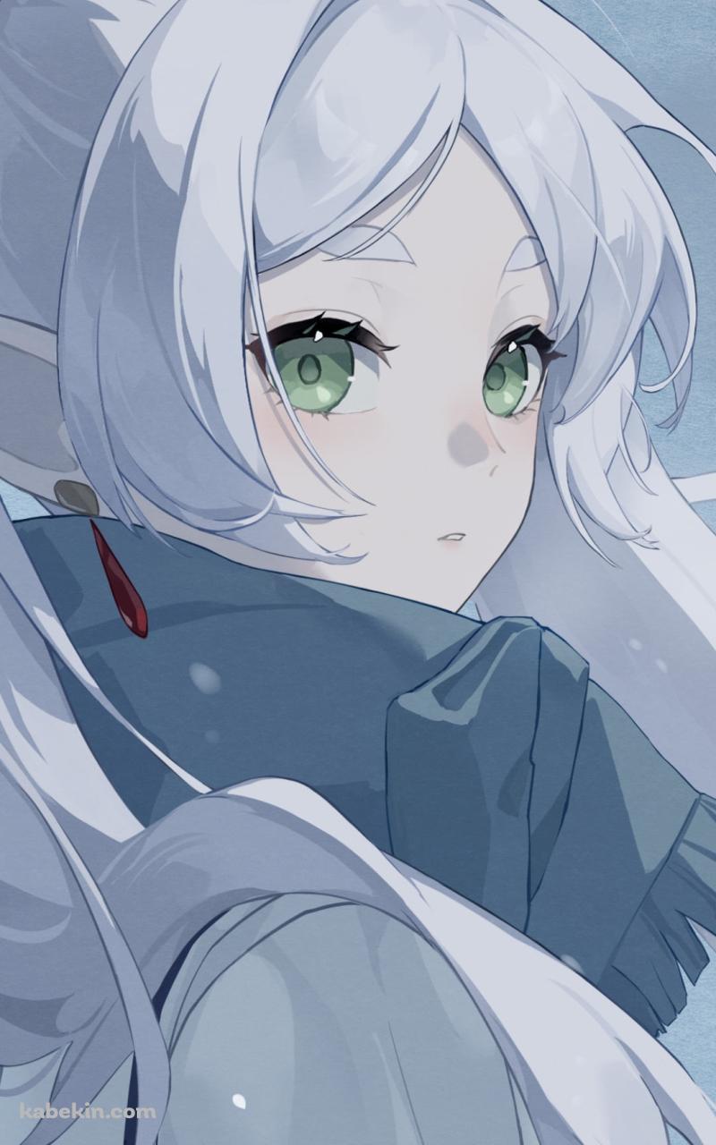雪が降る中、こちらを見つめるフリーレン / 緑の瞳 / 葬送のフリーレンのAndroidの壁紙(800px x 1280px) スマホ用
