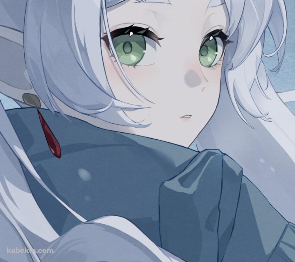 雪が降る中、こちらを見つめるフリーレン / 緑の瞳 / 葬送のフリーレンのAndroidの壁紙(960px x 854px) スマホ用